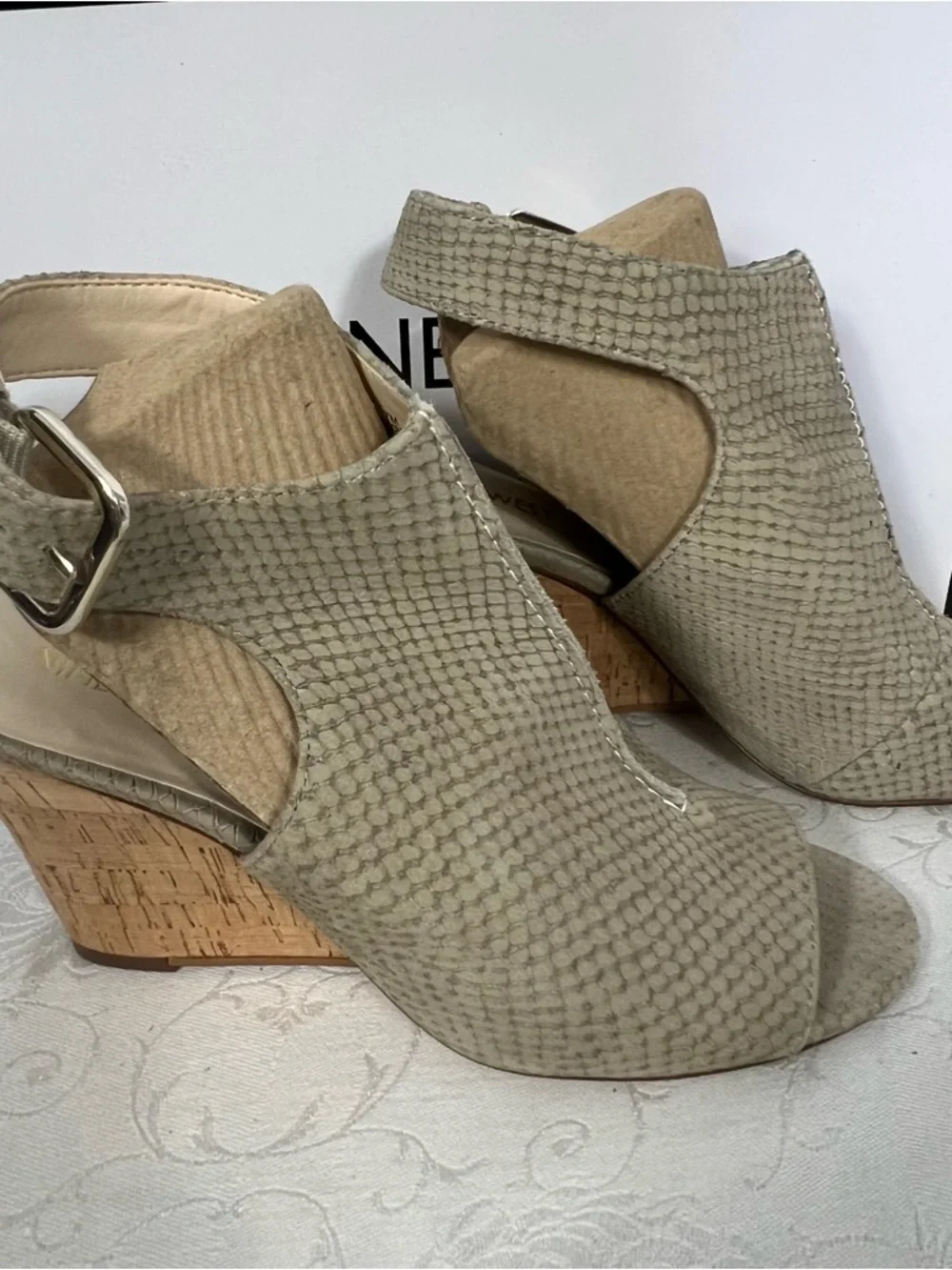 Nine West Shoes Peep Toe Ankle Strap 3 1/2”Wedges Textured Reptile Beige 7M👍